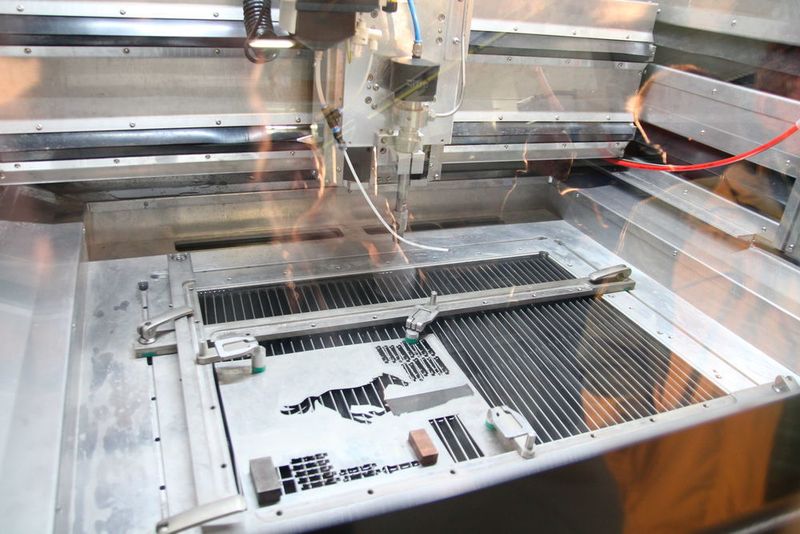 Arbeitsraum der Microcut V2.1 mit Teilebeispiel. (Königsreuther)