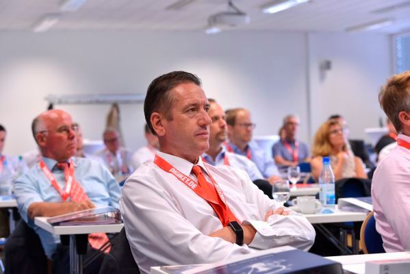 Auch EP-Publisher Johann Wiesböck hört aufmerksam zu. (Bild: Johannes Untch/Vogel Business Media)