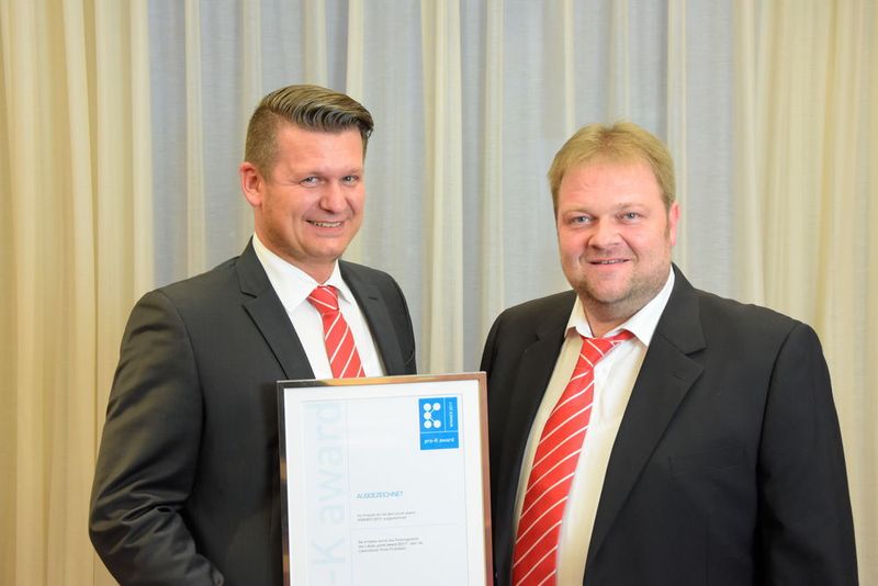 Auch die Otto Graf GmbH konnte sich einen pro-K award sichern (v. l.): Andreas Mieszczanin und Joerg Dörenbecher wurden für die aus PP gefertigen Sunny-Pflanztunnel und -glocken geehrt. (pro-K)