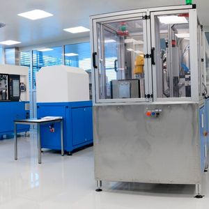 Kleiner Ausschnitt des Fertigungsbereichs bei der „Micro Moulding“-Abteilung von Starlim in Marchtrenk , wo auch die Wittmann-Micropower-Maschinen stehen.(Bild:  Starlim Spritzguss)