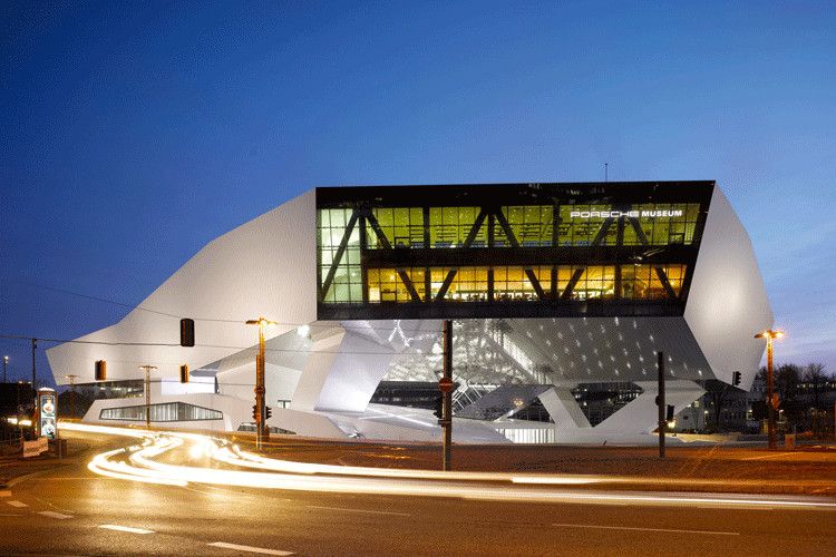 Weiß sowohl von außen als auch von innen zu beindrucken: das 2009 eröffnete neue Porsche-Museum. (Foto: Dominsky)