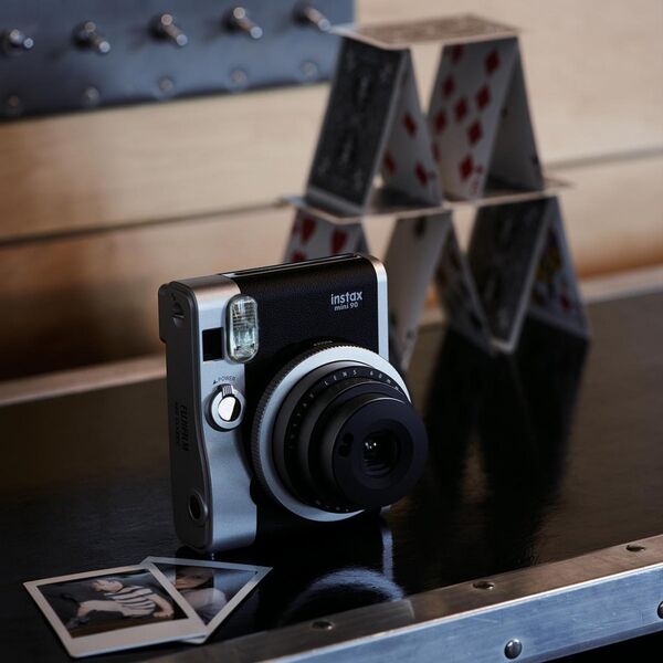 Die Fuji Instax Mini 90 Neo Classic kann Bilder, wie von der guten alten Polaroid Sofortbilder machen. www.radbag.de bietet die Kamera für  159,95 an. (www.radbag.de)