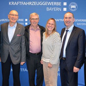 Der Vorstand der Kfz-Innung Oberbayern (v. l.) mit dem Staatsminister Hubert Aiwanger (5. v. l.): Hans Maier (stv. Obermeister), Günter Friedl (Vizepräsident Kraftfahrzeuggewerbe Bayern), Hans Bader (Obermeister), Silvia Rogler (stv. Geschäftsführerin) und Andreas Brachem (Geschäftsführer).(Bild:  Kfz-Gewerbe Bayern)