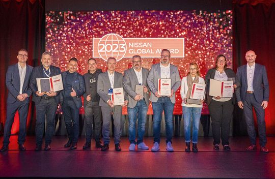 Vincent Ricoux, Gechäftsführer Nissan Deutschland GmbH (l.), und Pascal Michaeli, Händlernetzentwickler und Qualitätschef von Nissan Deutschland (r.), mit den ausgezeichneten Händlern beim Festakt in Barcelona (zum Vergrößern bitte anklicken).(Bild:  Nissan)