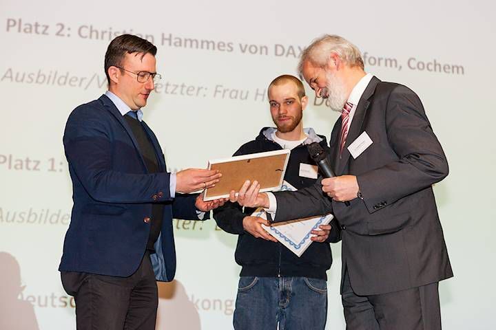 v.L.n.R.: Dirk Köntje und Dennis Schwendich von der Firma W.Albrecht bekommen von Dr. Fischer von der Handwerkskammer Koblenz ihre Preise für den ersten Platz im Laserschneiden. (Bild: Schneidforum)