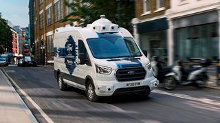 Scheinbar keiner drin! Mit umgebauten Transit-Kastenwagen wollen Ford und Hermes ergründen, wie man das Transportgeschäft bis zur Haustür mit selbstfahrenden Transportern prozesssicher erledigen könnte. (Ford)