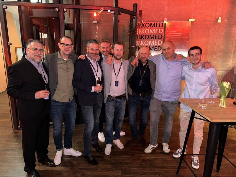 (v. l.) Jörg Kartschewski (Samsung) arbeitet leidenschaftlich gerne mit seinen Distributoren & Partnern wie Patrick Küpper, Christian Bedel, Robert Stöckli (Littlebit), Markus Pechtl (Conrad), Tom Kompes (Littlebit), Sebastian Reese (CSL-Computer) und Mauro Rotonda (Littlebit). (Bild: Vogel IT-Medien GmbH)