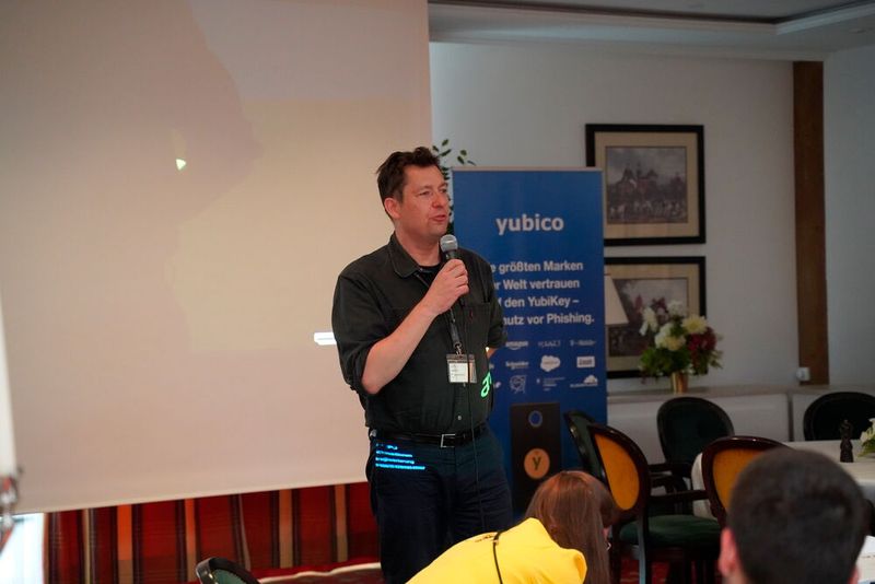 Yubico-Mitgründer Jakob Ehrensvärd ist ebenfalls angereist und gab am ersten Abend einen Einblick in die Geschichte von Yubico.  (Bild: Julia Griebel)