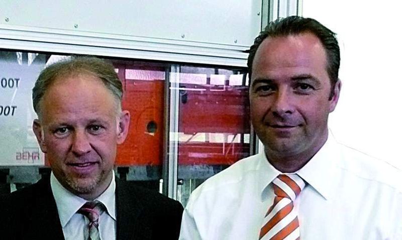Konnte mit der Synchropress in der Serienfertigung überzeugen: Ronald Baiker (li), Geschäftsführer der M. E. Bruderer + Co. GmbH und Martin Holzhauser, Leiter des Stanzcenters der Behr Thermot-tronik GmbH in Kornwestheim; Holzheimer wollte die Synchropress als Werkzeugprobierpresse; jetzt produziert sie 800 000 bis 1 Mio. Teile pro Monat. (Archiv: Vogel Business Media)