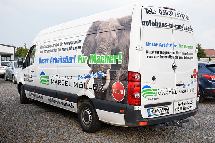 Zwei Kastenwägen stehen den Kunden als Ersatzfahrzeuge zur Verfügung. Vor allem Handwerker freuen sich über den Service. (Rubbel / »kfz-betrieb«)