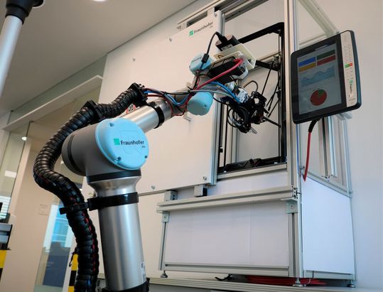 Bild 2: Die Kombination aus funktionalem Hardware-Aufbau und komplexen Software-Fähigkeiten ermöglicht dem Roboter des mobilen Manipulators beispielsweise Türen zu öffnen.(Bild:  Fraunhofer-IPA)