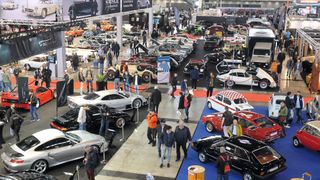 Nach der Aufhebung der Corona-Auflagen sind wieder zahlreiche Old- und Youngtimer-Fans in die Messehallen der Retro Classics in Stuttgart gekommen. (Bild: Zietz – »kfz-betrieb«)