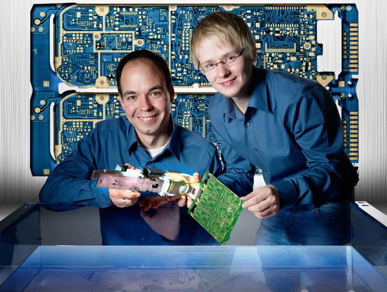 Christian Selzner und Dominik Britz zeigen die kupferbeschichtete Titanklammer. (Bild: bellhäuser - das bilderwerk)
