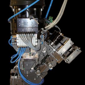 Legekopf zum zeitgleichen Ablegen mehrerer Rovings: Ausgelegt zum zeitparallelen Ablegen von bis zu vier Rovings ermöglicht der Legekopf Ablegebreiten von 3 bis 60 mm pro Bahn. Jeder Roving wird von einem getrennt angesteuerten Motor angetrieben.