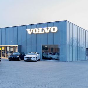 Draußen eine kühle, moderne Fassade, innen eine skandinavische Wohlfühlatmosphäre: Das  ist die Grundidee, die hinter dem neuen Volvo-CI-Konzept steht.(Foto:  Mauritz)
