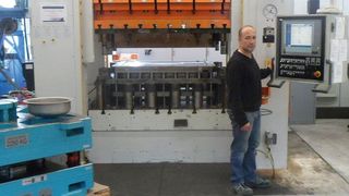 Bei Egro steht die einzige hydromechanische Ziehpresse der Schweiz, die mit bis zu 1000 Tonnen Kraft arbeitet. (Bild: R. Ackermann)