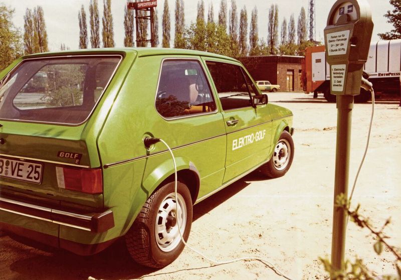 1976: Der erste Elektro-Golf. Eine Historie der Elektromobilität bei Volkswagen? Dazu gibt es wohl nicht allzu viel zu erzählen, werden manche vielleicht denken. Doch die Realität sieht anders aus: Bereits in den frühen 1970er-Jahren begann bei Volkswagen die Forschung an rein elektrisch angetriebenen Fahrzeugen. Das erste Ergebnis der Forschungs-Arbeit war 1972 ein Transporter der Baureihe T2. Nur zwei Jahre nach dem Debüt des Golf gab es den kompakten Bestseller bereits mit Elektroantrieb. Bei dem 1976 ins Leben gerufene Projekt handelte es sich allerdings um Versuchsfahrzeuge, entstanden als Reaktion auf die gerade erst überstandene Ölkrise. Technisch war der erste E-Golf recht simpel aufgebaut: Anstelle des 75-PS-Benzinmotors saß ein Gleichstrom-Elektromotor, der an das serienmäßige Vierganggetriebe angeflanscht war. Ein Bordlader ermöglichte das Aufladen der aus 16 6-V-Bleiakkus bestehenden Batterie über die normale 220-V-Steckdose, was ungefähr zwölf Stunden in Anspruch nahm. (Bild: Volkswagen AG)