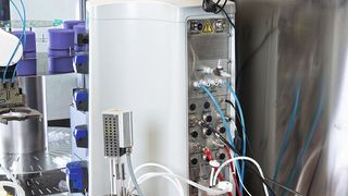 Abb. 1: Bioreaktor zur robusten Produktion extrazellulärer Vesikel auf der Autostem-Plattform mit seiner Kontrolleinheit. Im Projekt soll der Bioreaktor hochskaliert werden. (Bild: Fraunhofer IPT)