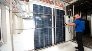 Fertigung von Solarpanels: Bestückung in der Klimakammer des neuen Prüfzentrums in Köln (Bild: TÜV Rheinland)
