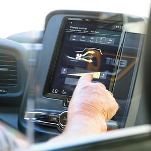 Der Fahrer ist durch eine Scheibe von den Passagieren getrennt.(Bild:  LEVC)