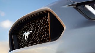 Steve McQueen und Wilson Pickett haben dazu beigetragen, dass der Mustang eine Legende wurde. Jetzt hat Ford die neue Auflage des Pony Cars vorgestellt. (Foto: Ford)