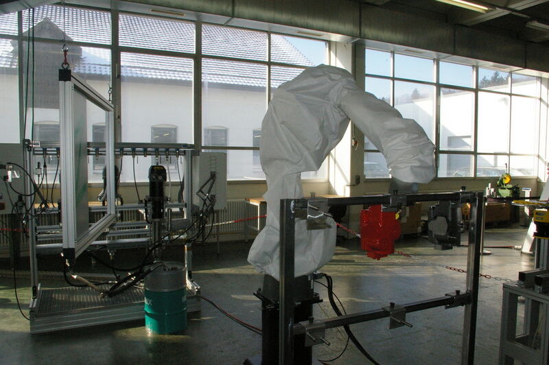 Chez Robotec Solutions AG, lors des festivités marquant les 10 ans d'existence. Ici un robot de peinture Fanuc protegé par un «vêtement blanc». (Image MSM / JR Gonthier) (Archiv: Vogel Business Media)