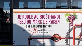 Auf der Suche nach nicht-fossilen Kraftstoffen wird aus Weinresten Biosprit. (Bild: Scania)