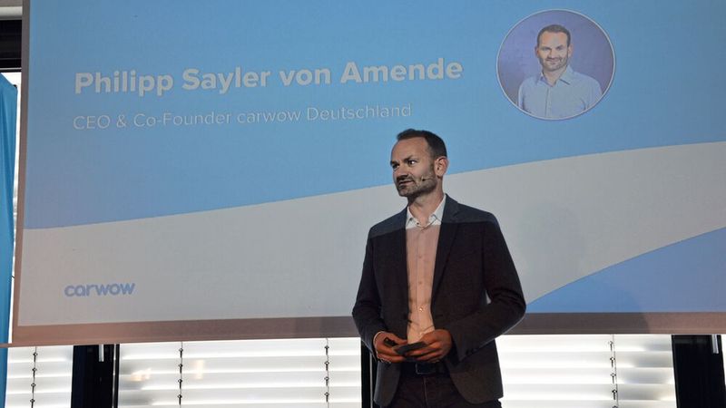 Geschäftsführer und Mitgründer Philipp Sayler von Amende begrüßte die Gäste und wies auf Veränderungen im Käuferverhalten hin. 60 Prozent aller Neuwagenkonfigurationen auf Carwow bezögen sich heute schon auf E-Autos. (Bild: Achter – »kfz-betrieb«)