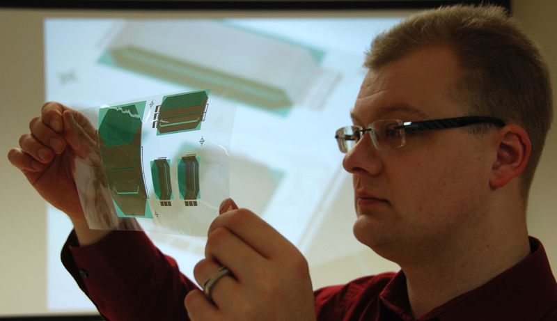 Größe: 1.4 MB  Die Professur Elektrische Energiewandlungssysteme und Antriebe der TU Chemnitz erforscht die Fertigung von Motoren für Elektrofahrzeuge im Siebdruckverfahren. An der Professur Elektrische Energiewandlungssysteme und Antriebe entstehen Luftspaltwicklungen für Kleinantriebe bereits im 2D-Siebdruck. Patrick Bräuer prüft die Qualität des Druckergebnisses. (TU Chemnitz/Mario Steinebach)