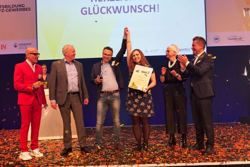 Riesengroße Freude herrschte bei Johannes und Barbara Huber darüber, dass sie den Preis auch mit einem relativ kleinen Betrieb mit 35 Mitarbeiten gewinnen konnten. Ihr Erfolgsrezept ist die sehr engagierte, familiäre Ausbildung. (Bild: Schmidt/autoFACHMANN)