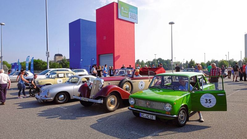 Samstag startete an der Messe Chemnitz die „1. Sächsische Meister-Classic“ mit insgesamt 66 Young- und Oldtimern. Ausrichter war die Kfz-Innung Sachsen-West/Chemnitz. (Bild: Zietz/»kfz-betrieb«)
