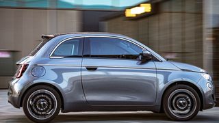 Beim neuen Fiat 500 gibt es keinen Auspuff mehr. (Bild: FCA)