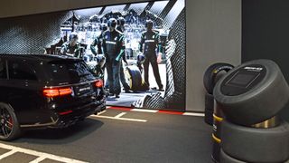 Hier wird ein Boxenstopp simuliert: Die Rennsport-Ecke im AMG Brand Center bei den Fahrzeug-Werken Lueg in Essen. (Bild: Simon – »kfz-betrieb«)