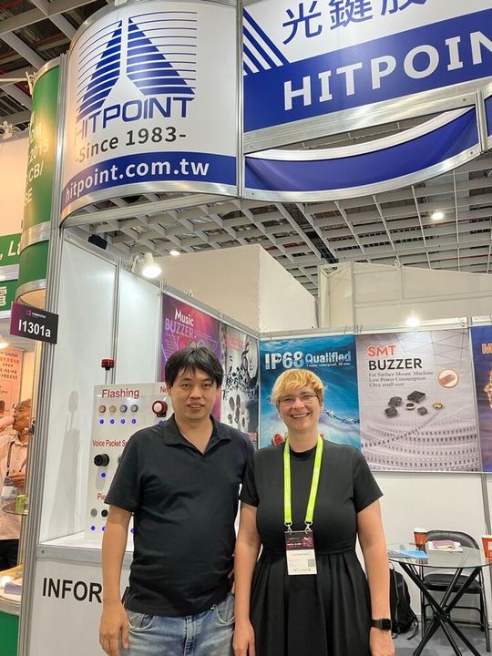 Michael Tseng, Manager in Hitpoint’s Sales Department, with Susanne Braun at the company’s trade fair booth in Taiwan.(Bild:  VCG)