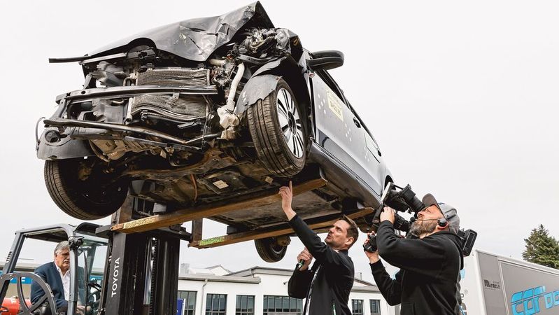 Beim von Dekra gecrashten VW Up zeigte sich keine äußerliche Beschädigung der Batterie. Weil die Airbags ausgelöst hatten, muss der Stromspeicher aber trotzdem ausgebaut und geöffnet werden.(Bild:  Stefan Bausewein)