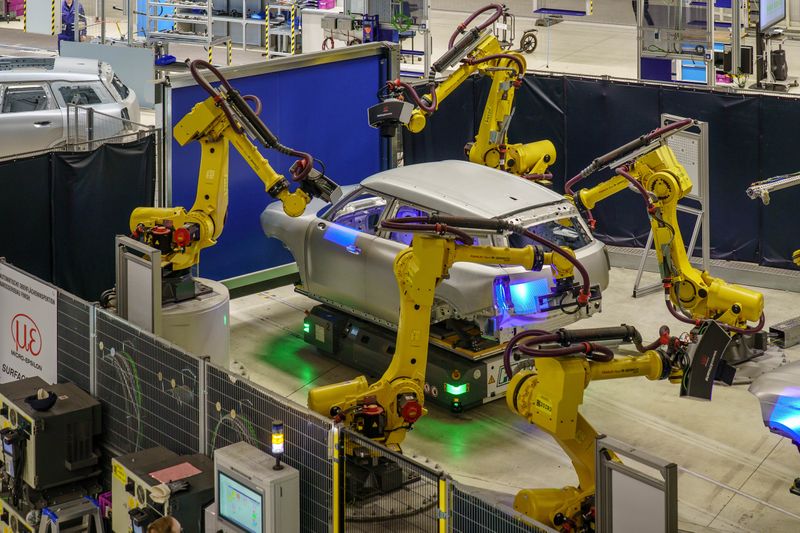 In der Inspektionszelle prüft Surfacecontrol Automotive Roh-Karosserien vollautomatisch und liefert reproduzierbare 3D-Defektdaten für Nacharbeit, Qualitätsauswertung und Prozessoptimierung. (Bild: Micro-Epsilon Messtechnik GmbH & Co. KG)
