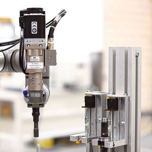 Dem Prinzip und den Anwendungen der Leichtbaurobotik folgend, ist die Schraubspindel SEV-P selbst auch als Leichtbausystem ausgelegt, sagt Weber. Das kleinste Modell bringt nur 1,5 Kg auf die Waage und kann bis zu 10 Nm Drehmoment aufbauen. Es gibt aber auch größere Modelle mit noch mehr Kraft.