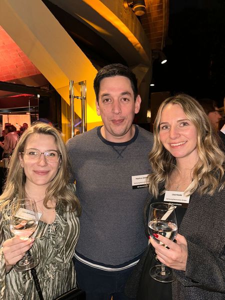 Das doppelte Lottchen für Markus Zellner - Lisa Schreiber und Lisa Kader (r., Samsung). (Bild: Vogel IT-Medien )