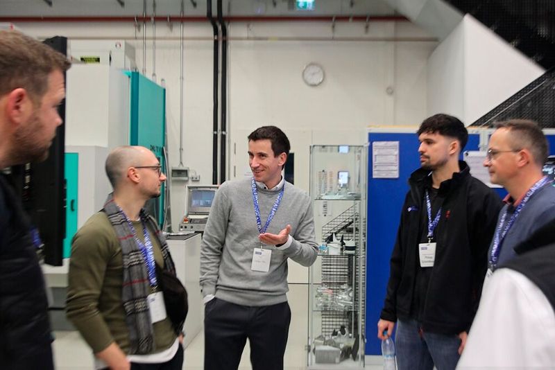 Bei Workshops in kleinen Gruppen erfuhren die Teilnehmer mehr über die Grundlagen einer umfasseneden Digitalisierung, die positive Effekte aus der Serienfertigung auch bei einer Fertigung in Losgröße 1 ermöglicht. (Bild: Maschinenmarkt/rw)