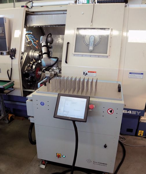 Neu an der Bachmann FeedMaster (BFM) ist, dass es sich um ein Automationssystem handelt, das über ein kostengünstiges Basismodul mit Roboter von Universal Robots (UR) verfügt. (Bild: Bachmann Engineering)