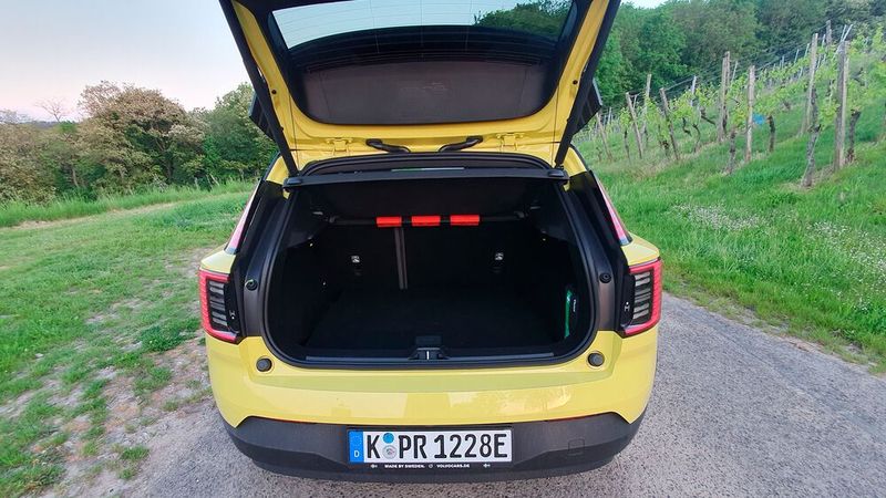 8. Der Kofferraum: Mit Blick auf die Fahrzeuggröße ist das Kofferraumvolumen von 320 Litern in Ordnung. (Bild: Mauritz – VCG)