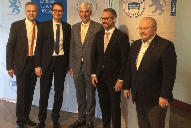 Wollen die digitalen Chancen nutzen: (v.li.) Roger Seidl, Joachim Kuhn, Michael Kraft (alle Kfz-Gewerbe Hessen), Referent Roman Benischke (Mediatools.tv) und Jürgen Karpinski, Präsident des ZDK und des Kfz-Gewerbes Hessen. (Bild: Baeuchle/»kfz-betrieb«)