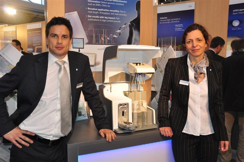 Roche stellt das neue kompakte GS Junior Sequenziersystem vor. 454 Life Sciences, eine Tochterfirma von Roche, entwickelt und vertreibt das kostengünstige GS Junior Kompakt-Sequenziergerät, um den zunehmenden Bedarf an Next-Generation-Sequencing-Daten in der biologischen und medizinischen Forschung abzudecken. Erste Anwenderin des GS Junior Systems ist die bio.logis GmbH in Frankfurt am Main. Auf dem Bild: die Außendienstmitarbeiter von Roche Diagnostics Dr. Lars Hummerich und Dr. Christine Kuch.  (Archiv: Vogel Business Media)