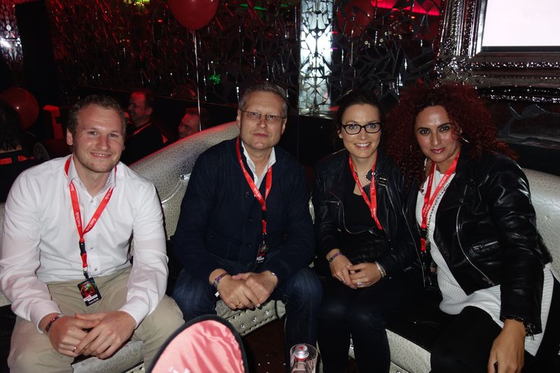 Das dexxIT Team (v. l.) Elmar Erk, Hans-Jürgen Schneider und Judith Kiesel mit Besa, IT-BUSINESS (Bild: IT-BUSINESS)