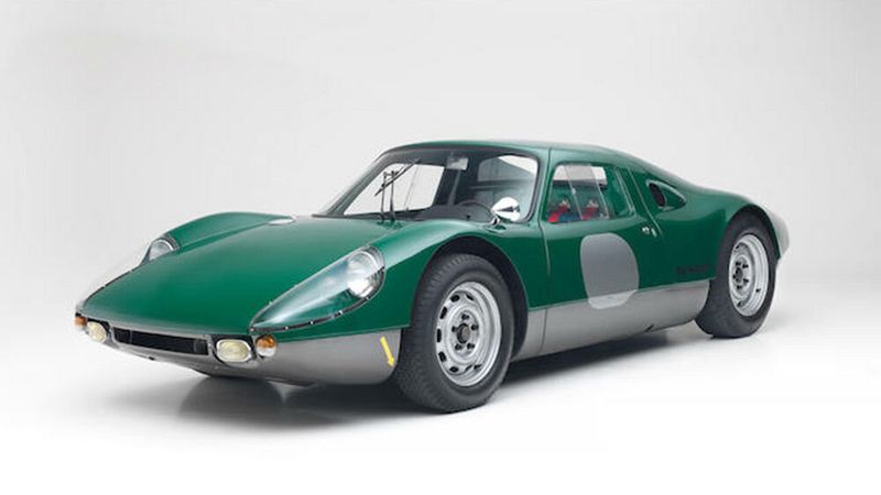 Der Porsche 904 GTS durfte außer auf Rennstrecken auch im öffentlichen Straßenverkehr bewegt werden. (Autoren-Union Mobilität/Bonhams)