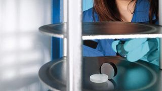 Im Rahmen des öffentlichen Forschungsprojekts OptokeraMat legte die SCHOTT Forschung und Entwicklung maßgebliche Grundlagen zur reproduzierbaren Fertigung von neuartigen Keramiken. (Bild: Schott)