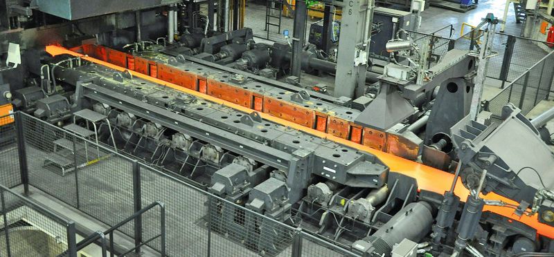 In der Fertigung von Kupferbändern wirken enorm hohe Temperaturen und große Kräfte auf die sogenannten Brammen. (Bild: Cognex)