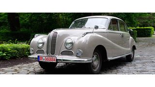 Die BMW 501/502-Baureihe, im Volksmund auch Barockengel genannt, verkörpert 50er-Schick pur. Der rund gezeichnete Oberklässler gibt den kommoden Tourer. (Foto: SP-X)