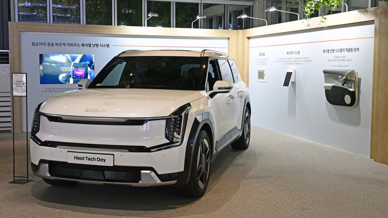 Ein auf dem „Heat Tech Day“ präsentierter Kia EV9 ist mit neuer Heiztechnik ausgestattet. (Bild:  Kia)