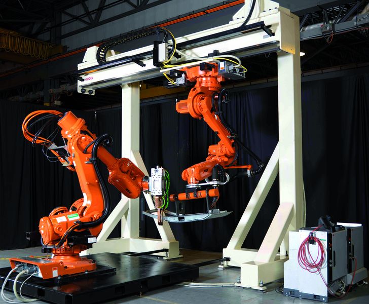 ABB hat den Roboter IRB 6620, hier in einer Multimove-Anwendung, in erster Linie für das Punktschweißen in der Automobilindustrie entwickelt.        Bild: ABB (Archiv: Vogel Business Media)